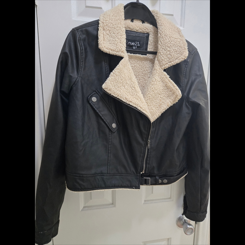 Rue21 Black Faux Leather  Cream Moto Cropped Jacket Women's Size Medium NWOT